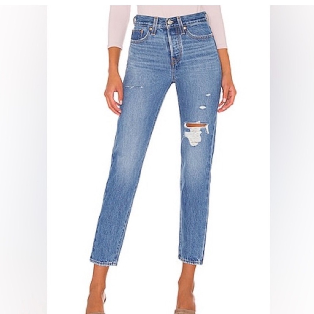 NWT Levi’s Premium Women’s Wedgie Dark Wash Distressed Jean Size 31